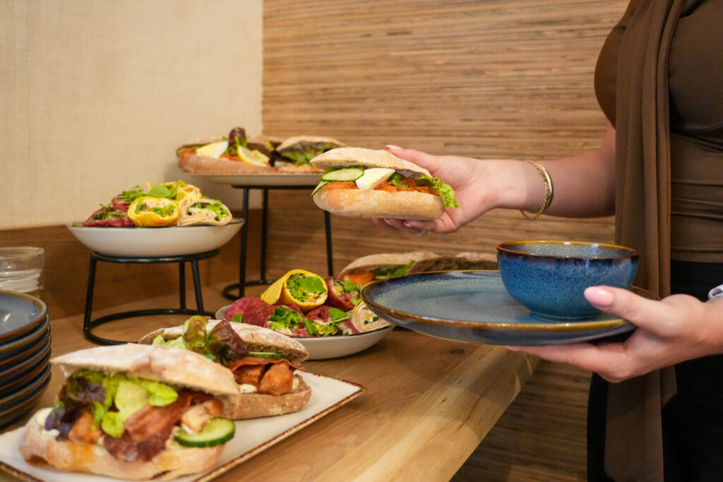 Lunch met broodjes en wraps door Brownies en DownieS